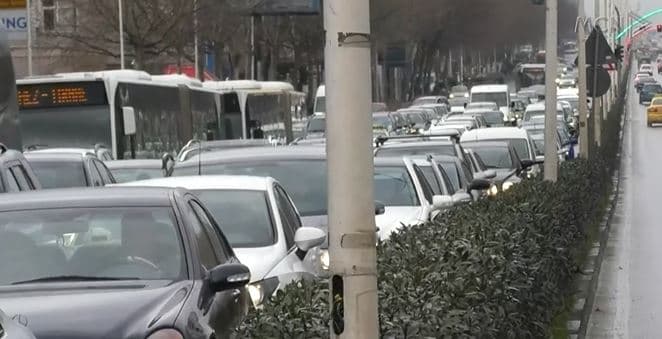 Të presësh në trafik kur nafta s'ndalet