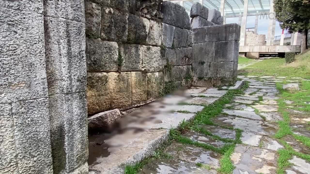 Muret antik kthehen në banjo publike (VIDEO)