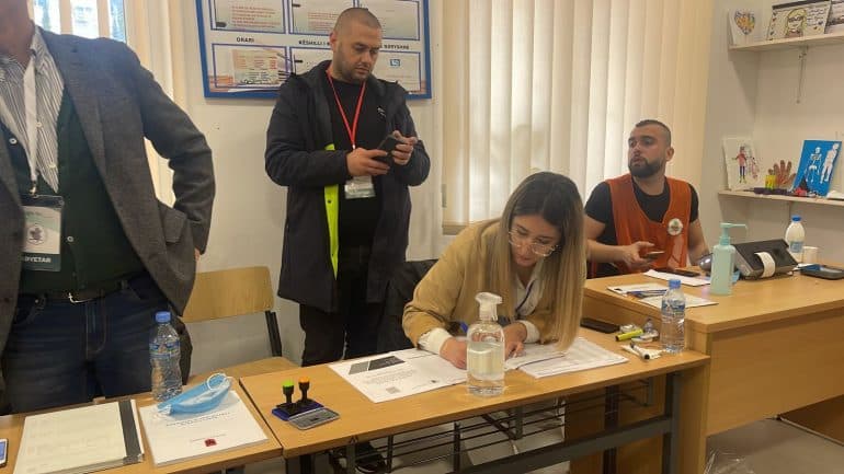 Defekt në pajisjen identifikuese në një QV në Durrës, kryetarja Sako nuk arrin të votojë