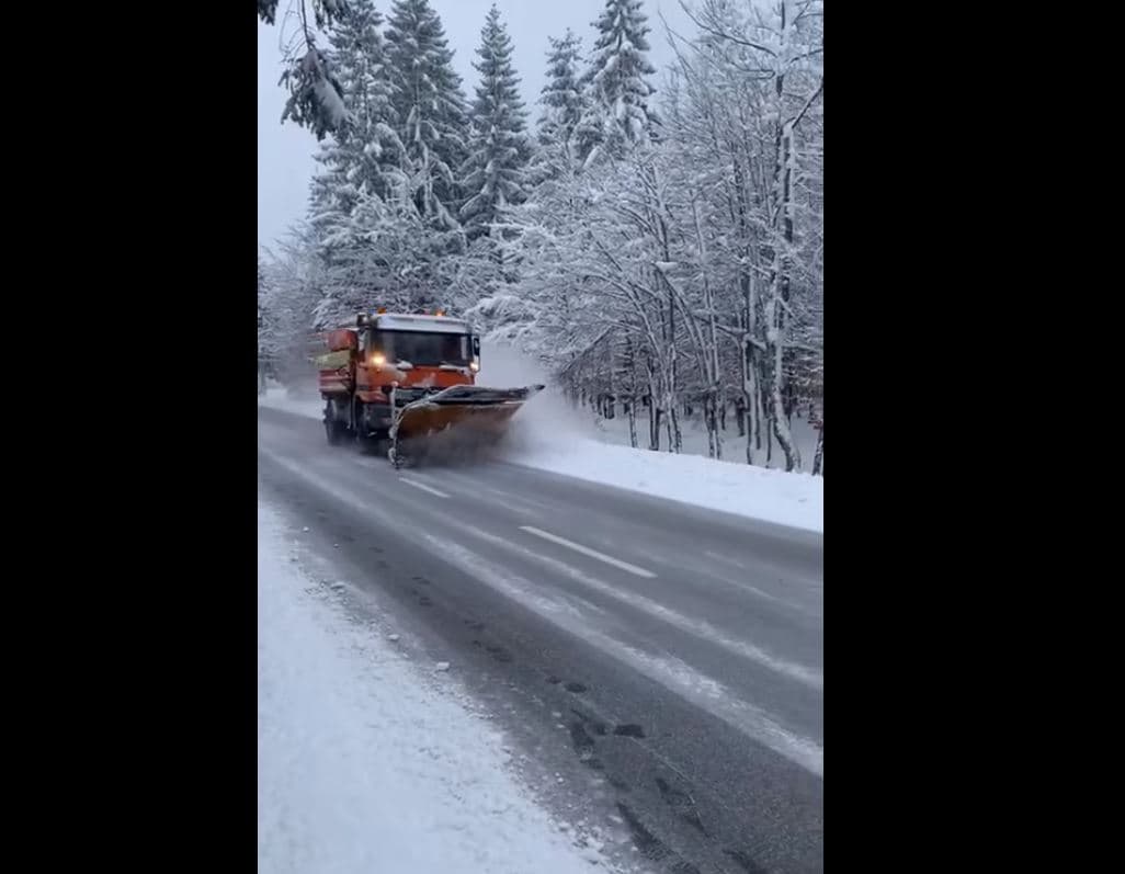  Valbona e mbuluar nga bora/ ARRSH: Mjetet borëpastruese po bëjnë pastrimin e plotë të aksit