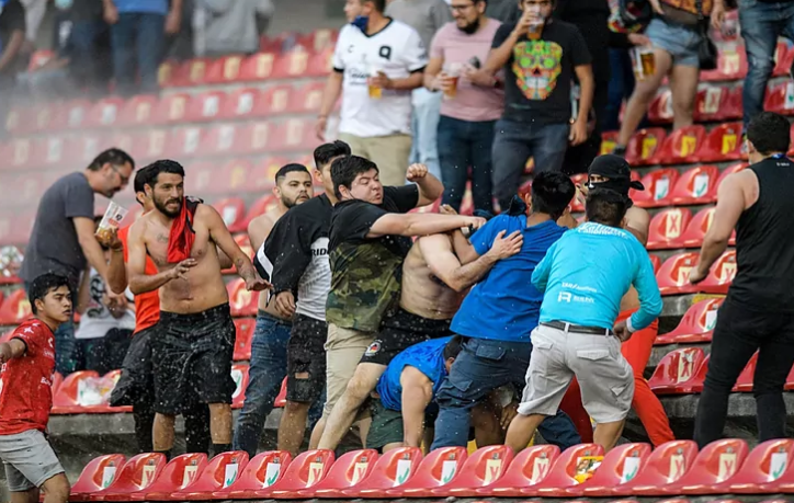 Stadiumi i futbollit në Meksikë kthehet në arenë lufte, të paktën 17 viktima (VIDEO)