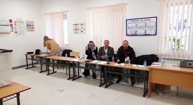 Zgjedhjet në Durrës, komisioneri i PD goditet jashtë QV