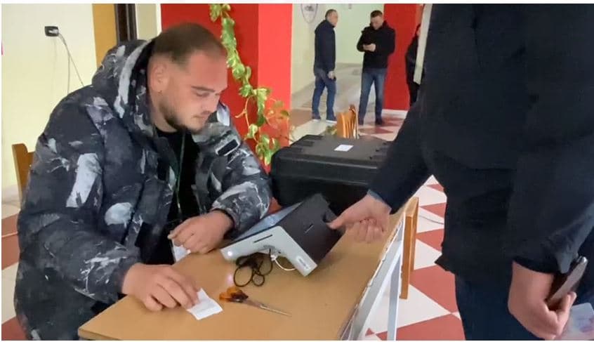 Zgjedhjet vendore në Rrogozhinë, identifikohen probleme me pajisjen për identifikimin e votuesve (VIDEO)