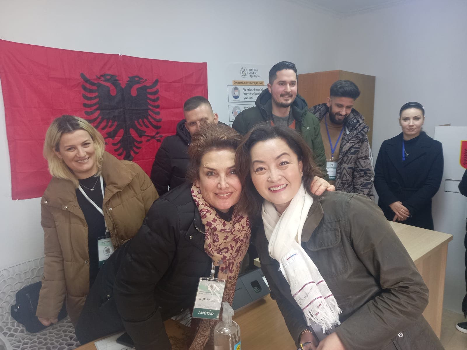    Ambasadorja Kim ndjek nga afër procesin e votimit në Durrës: Votoni, është përgjegjësia juaj