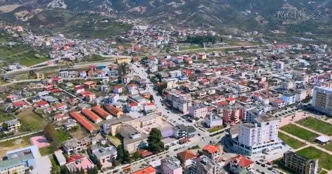 Gara në Rrogozhinë/ Memolla, Saraçi dhe Xhani kërkojnë karrigen e kryebashkiakut (VIDEO)