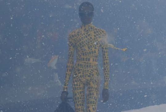Koleksioni i ri i Balenciaga i është kushtuar luftës në Ukrainë (FOTO)