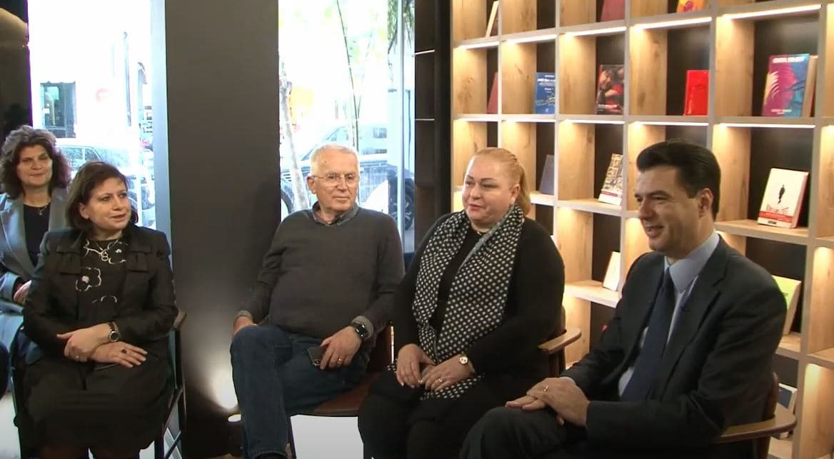 I treti në 5 bashki, Basha shfaqet i buzëqeshur me mësuesit: Gëzuar 7 Marsin! 