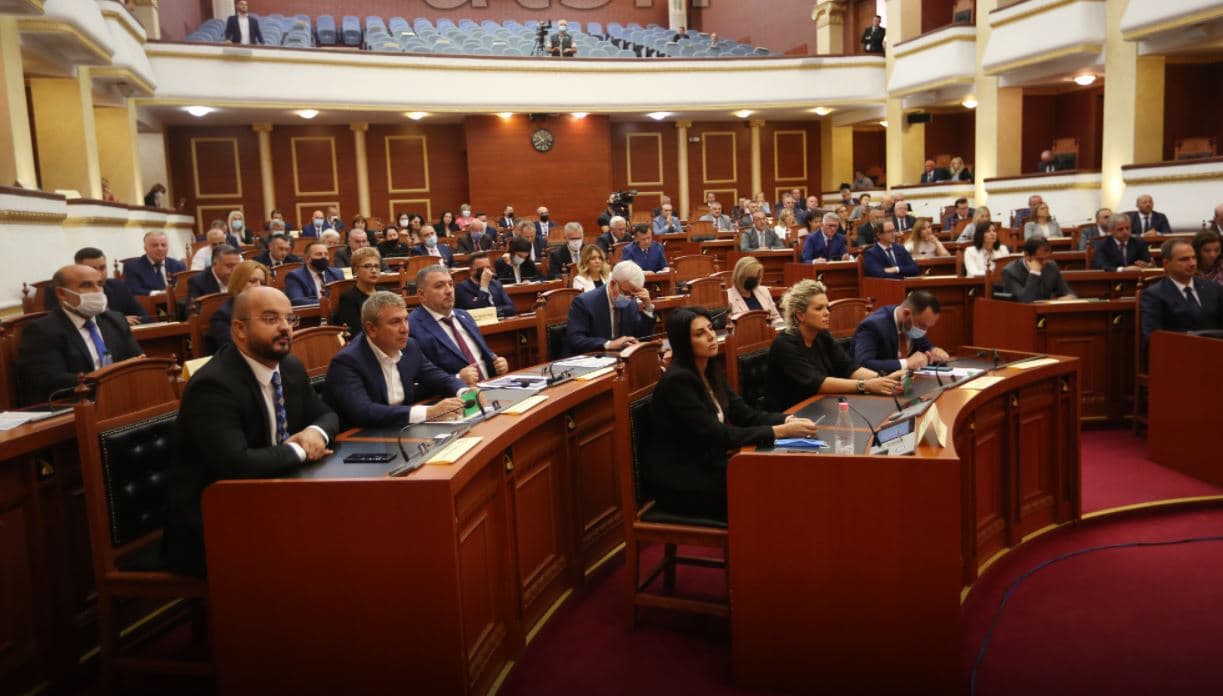       Seanca e Kuvendit sot/ Votohet projektrezoluta në mbështetje të Ukrainës