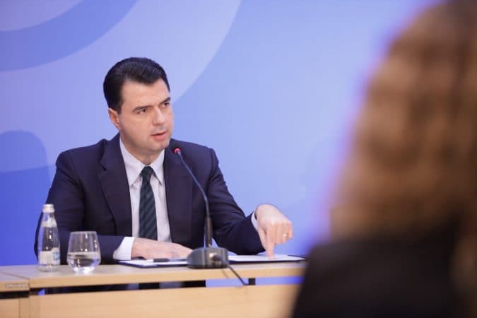 Basha mbledh krerët e degëve në selinë blu 