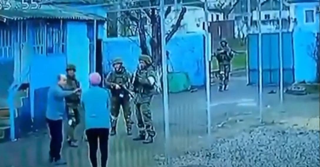 Lufta në Ukrainë, çifti i të moshuarve dëbon ushtarët rusë nga oborri/ VIDEO