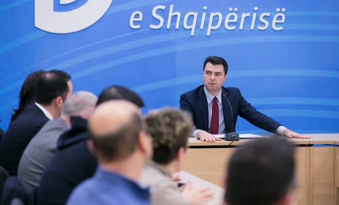 Mbledhja e grupit, 10 deputetë i kërkojnē Bashës largimin pas humbjes