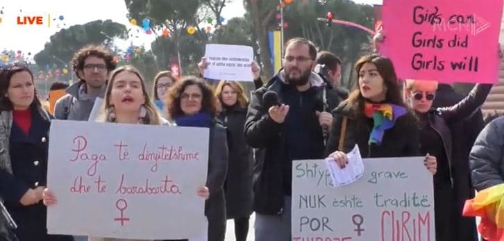 8 Marsi/ Marshim-protestë para Kryeministrisë, gratë kërkojnë të drejta të barabarta me burrat (VIDEO)