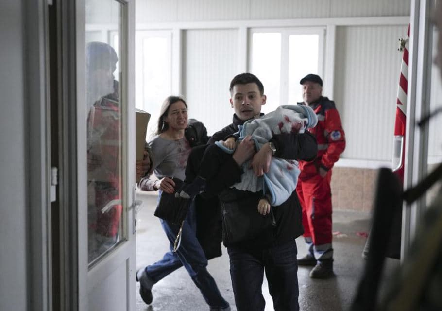 Ukraina akuzon: Rusia ka sulmuar me bomba maternitetin në Mariupol