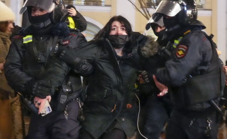 Protestuan kundër luftës, arrestohen 93 vajza dhe gra në Rusi