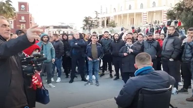 Rritja e çmimit të naftës, protestë edhe në Durrës/ Qytetarët: Qeveria të ulë taksat 