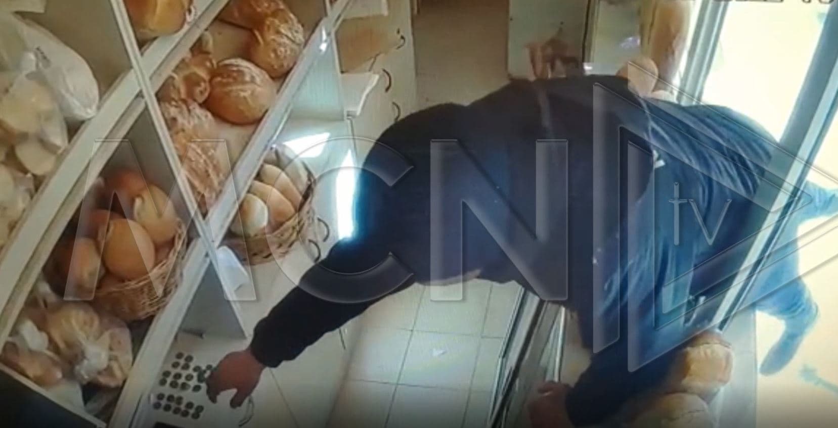 Grabitje në furrën e bukës, momentet kur hajduti vjedh telefonin (VIDEO)