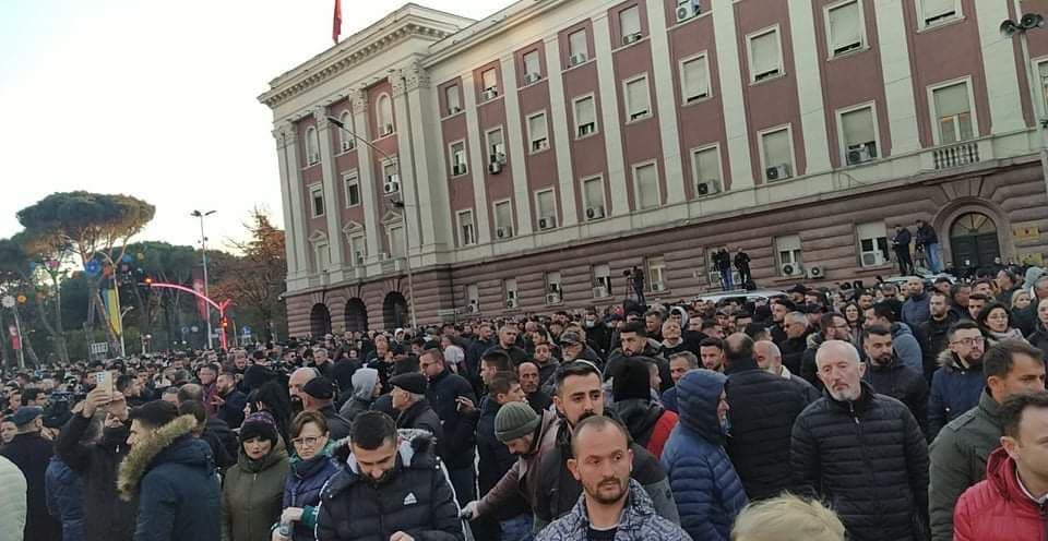 Protestë para Kryeministrisë, qytetarët kundër rritjes së çmimit të naftës dhe ushqimeve (VIDEO)