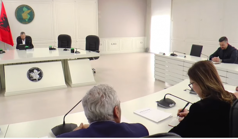 KQZ i jep mandatin 3 kryebashkiakëve socialistë, vazhdojnë verifikimet për 3 të tjerë