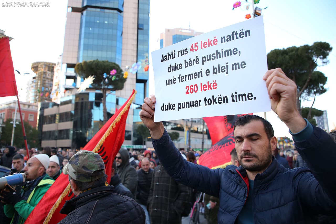 Meta: Shqiptarët jetojnë me të ardhura nën 5.5 dollarë në ditë, koha të jepet mbështetje