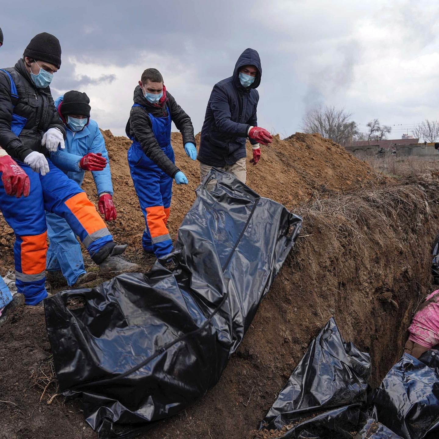 Pamje dramatike nga Ukraina, kufomat hidhen në varr masiv/FOTOGALERI