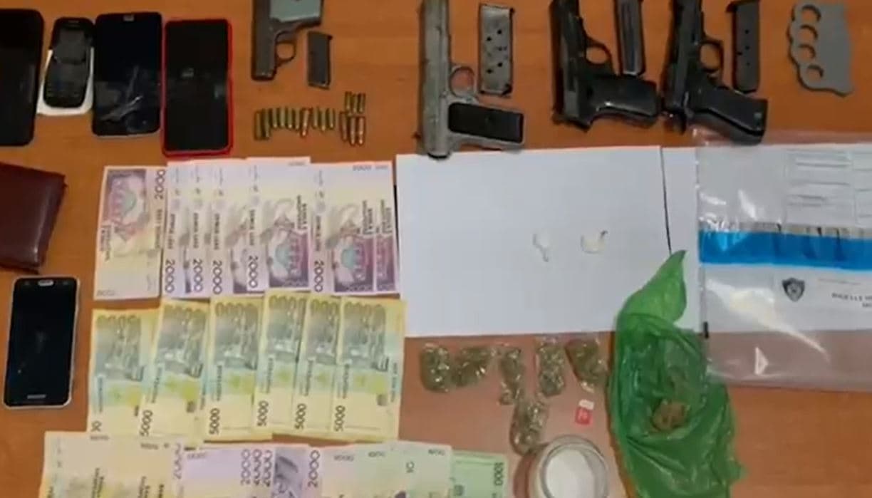 Video/ Kapen me armë, municione e drogë, arrestohen 4 persona në Cërrik