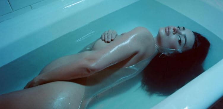 Emily Ratajkowski poston foto nudo për ditëlindjen e parë të djalit (FOTO)