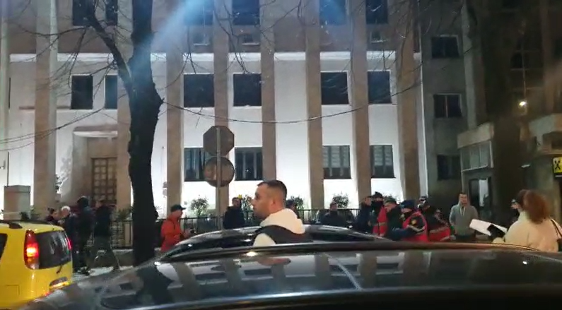 Tensionohet situata në Tiranë, shoqërohen disa nga protestuesit (VIDEO)