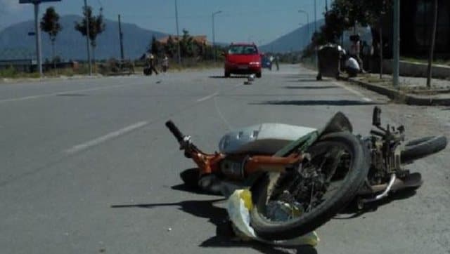Aksident në Fushë-Krujë/ Makina përplas motorin, drejtuesi përfundon në spital