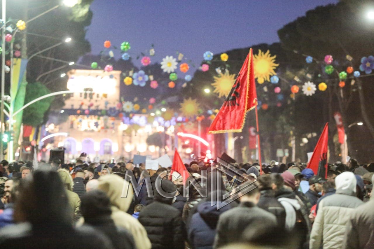 Tirana për të tretën ditë në protestë, bashkohen rrethet, përplasje me policinë/ -VIDEO
