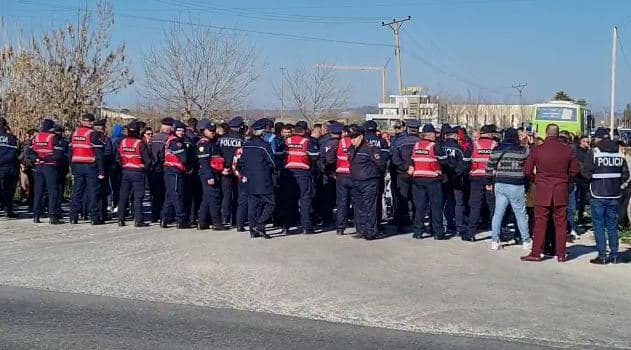Bllokuan aksin Fier-Rrogozhinë për çmimet, procedohen penalisht 7 persona