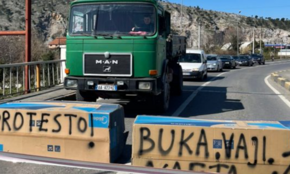 Bllokuan kalimin e automjeteve/ Procedohen penalisht 8 shtetas, shpallet në kërkim një tjetër