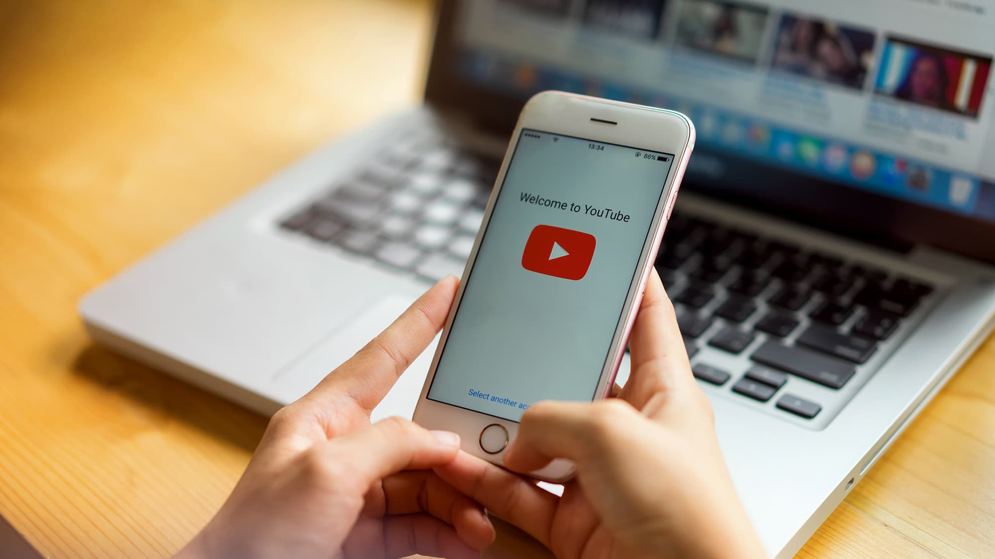 YouTube bllokon kanalet e mediave ruse të financuara nga shteti në mbarë botën
