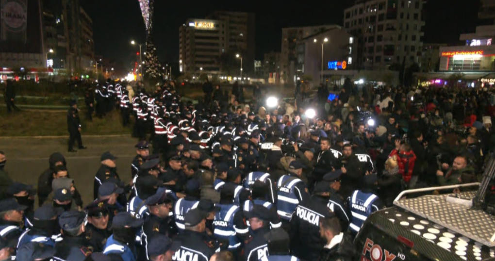 Protestuesit bllokojnë kalimin e mjeteve te “Zogu i Zi”
