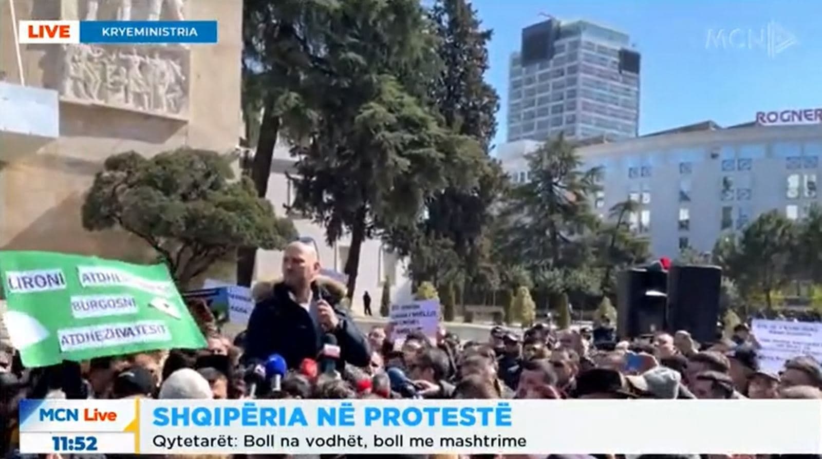 ‘Lironi shokët tanë’, protestuesit zhvendosen përballë Drejtorisë së Policisë (VIDEO)