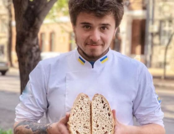Lufta në Ukrainë, kuzhinieri që mbështet rezistencën duke pjekur bukë për qytetin e tij