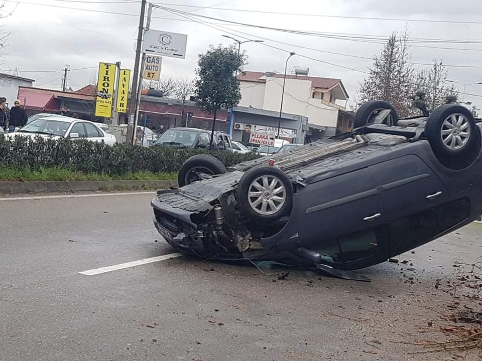 Automjeti del nga rruga/ Ndërron jetë shoferi 24-vjeçar, plagoset pasagjeri