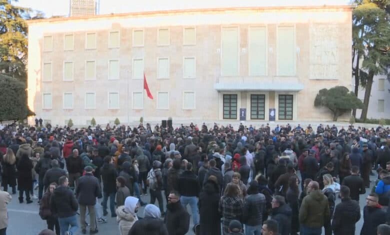 Dita e shtatë e protestës/ Qytetarët: Kryeministri të marrë masa, ka kohë deri të shtunën!