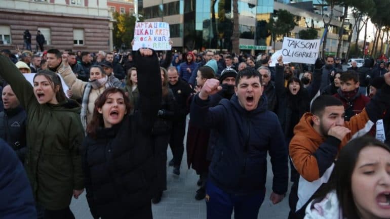 Studentët në protestë për rritjen e çmimeve (VIDEO)