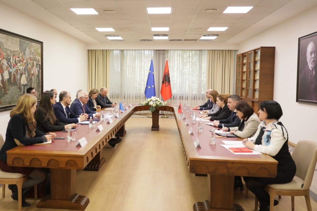 Xhaçka-Borrell: Forcim uniteti, të ndalojmë mjetet që ushqejnë luftën në Ukrainë