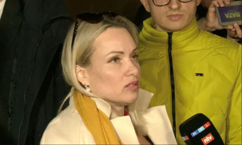 Protestoi kundër luftës gjatë edicionit të lajmeve/ Gazetarja ruse: Jam e shqetësuar për sigurinë time!