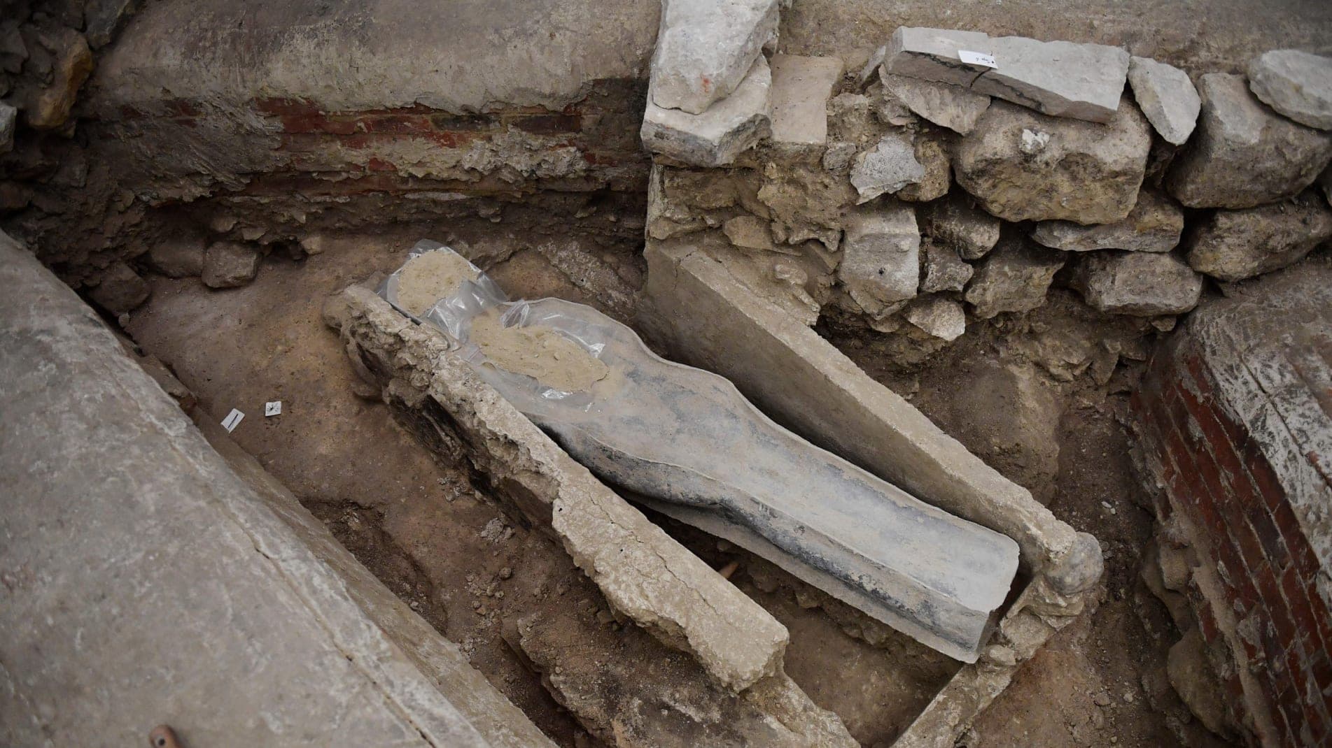 Zbulohet sarkofagu i lashtë nën katedralen Notre Dame në Paris