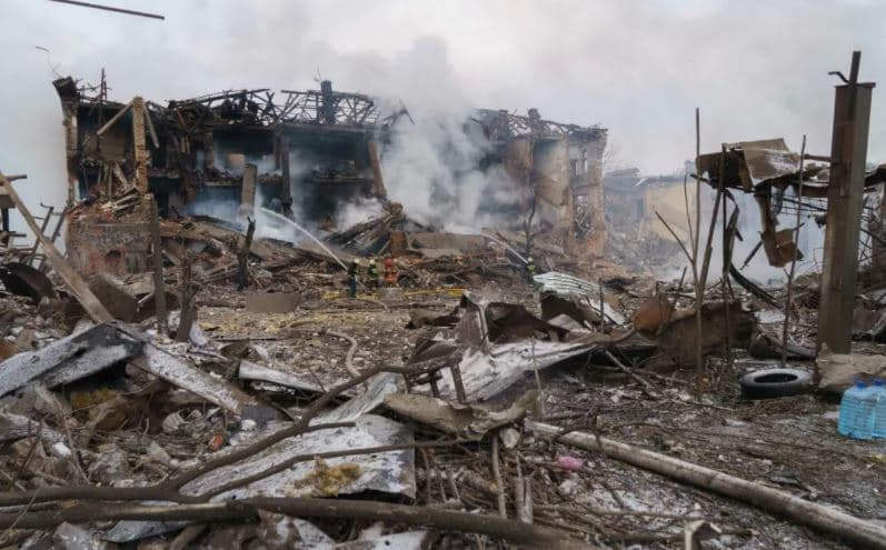 Nuk ndalen sulmet në Ukrainë, vriten 3 fëmijë, gra shtatzëna nën rrënoja