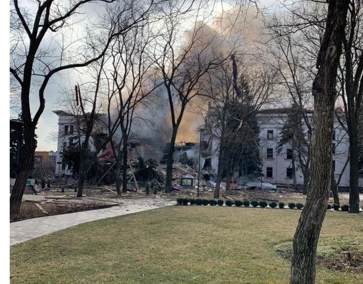 Teatri në Mariupol ku ishin strehuar mbi 1000 ukrainas, bombardohet nga rusët
