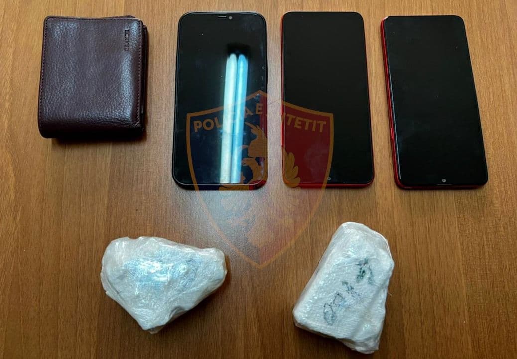 Shisnin kokainë në zonën e Kamzës, tre persona bien në prangat e policisë
