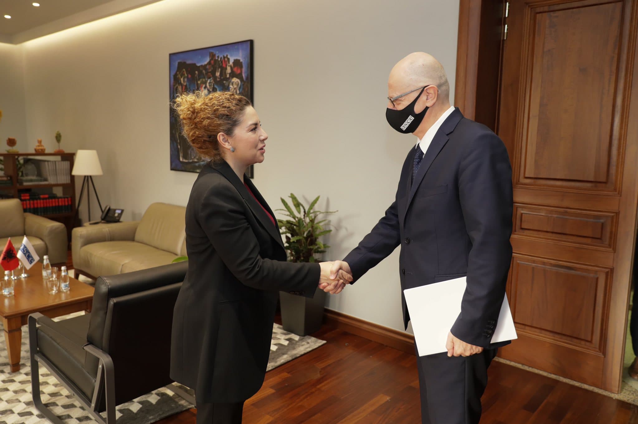 Xhaçka me të dërguarin special të OSBE: Bashkëpunim me aleatët, për të ndaluar luftën në Ukrainë