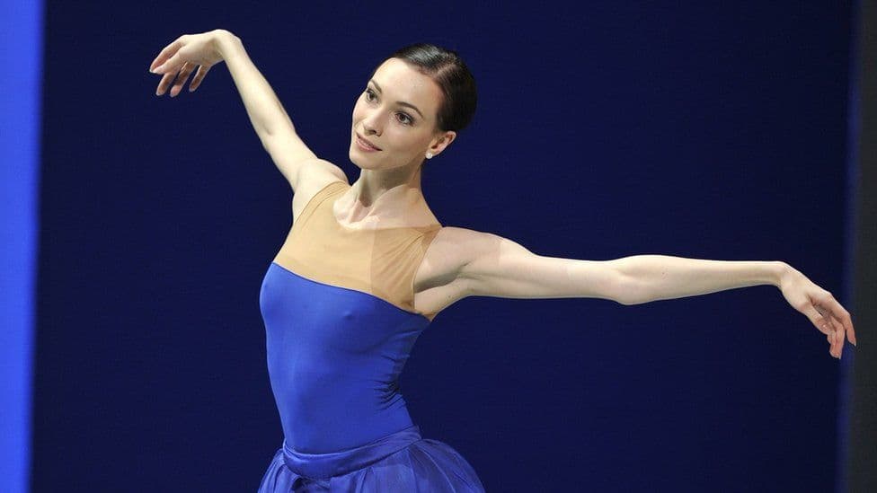 Balerina ruse largohet nga vendi pasi doli kundër luftës