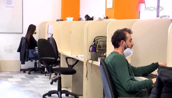 SPAK, aksion në call center, arreston 28 persona për mashtrim (VIDEO)