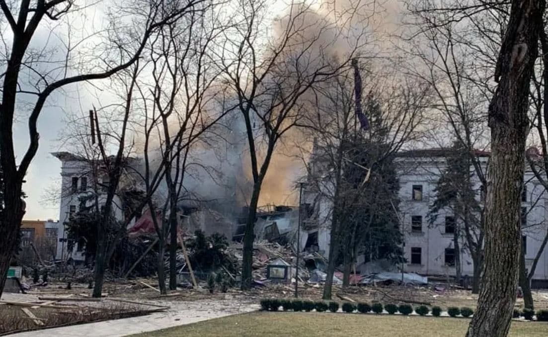Deputetja ukrainase: 130 persona dolën të gjallë nga teatri i Mariupolit