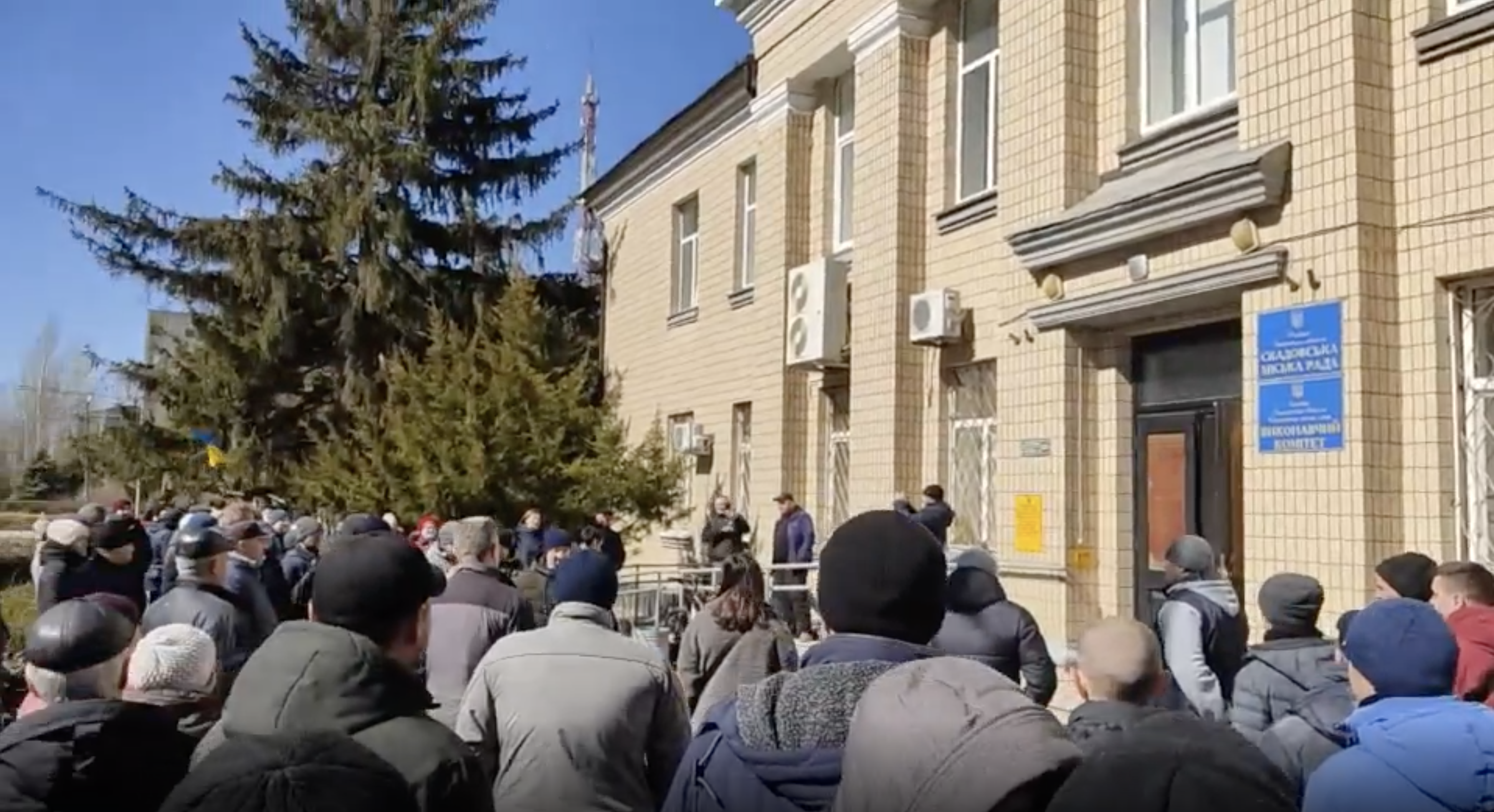 Kërkojnë lirimin e zyrtarëve, trupat ruse shpërndajnë protestuesit ukrainas me gaz lotsjellës