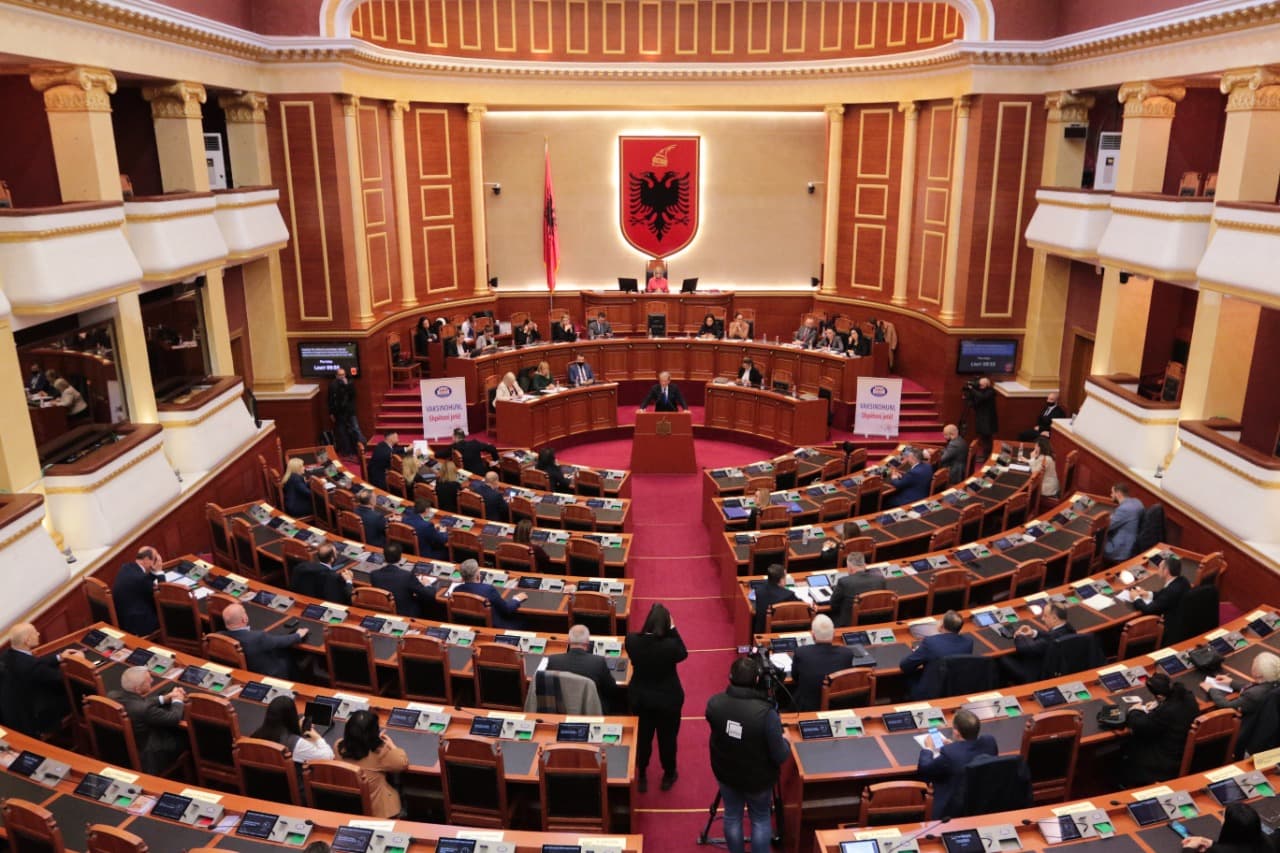 Rritja e çmimeve të naftës dhe ushqimeve/ Rrëzohet kërkesa e opozitës për interpelancë me Ramën